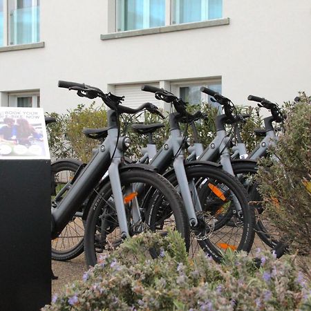 Toscana Charme Resort Tirrenia Dış mekan fotoğraf Electric bicycles for rent at the airport