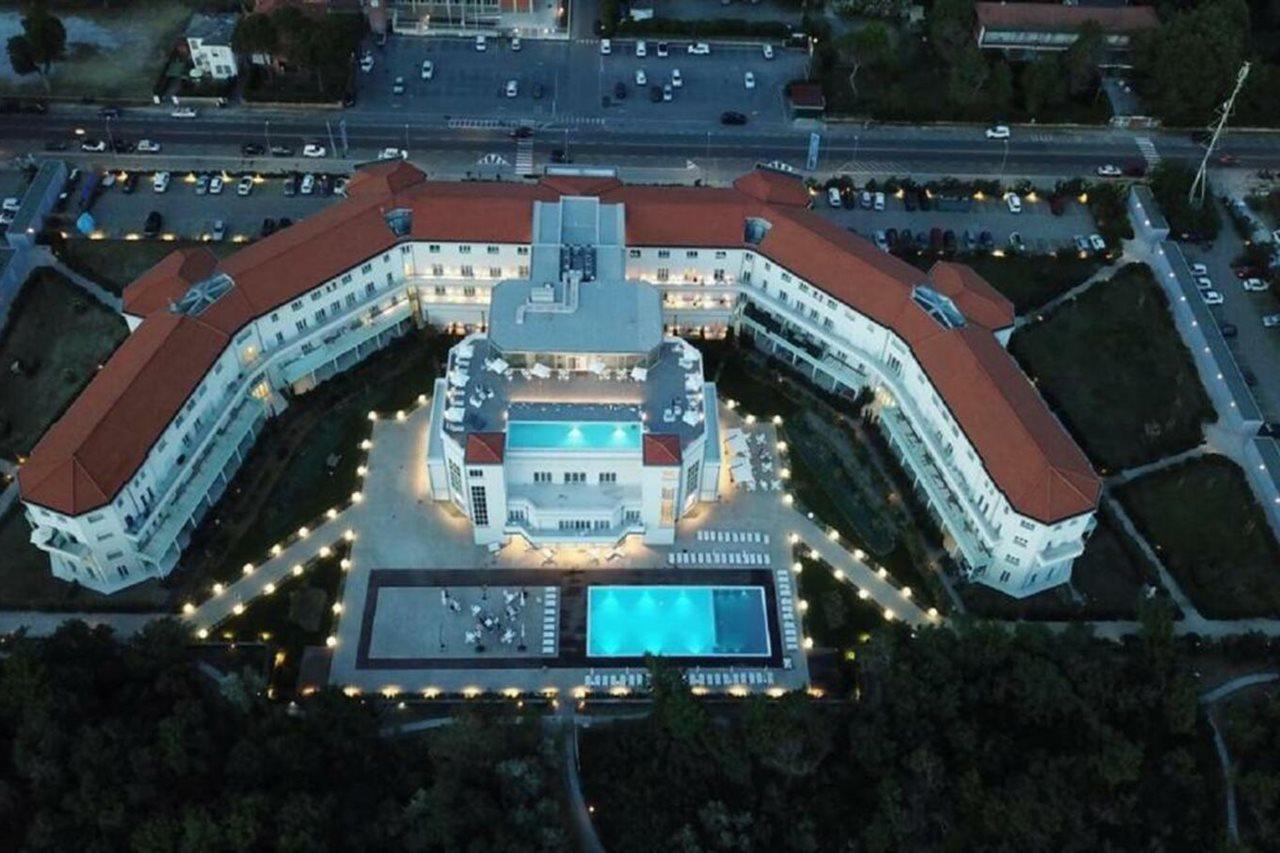 Toscana Charme Resort Tirrenia Dış mekan fotoğraf Aerial view of the hotel
