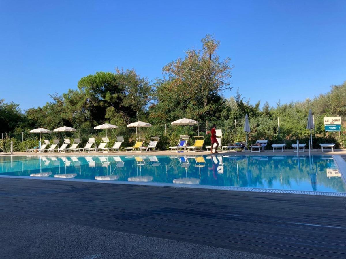 Toscana Charme Resort Tirrenia Dış mekan fotoğraf The swimming pool at the complex