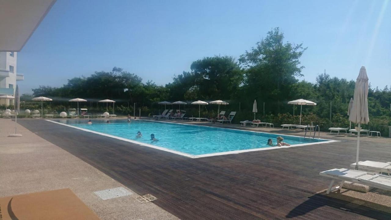 Toscana Charme Resort Tirrenia Dış mekan fotoğraf The swimming pool