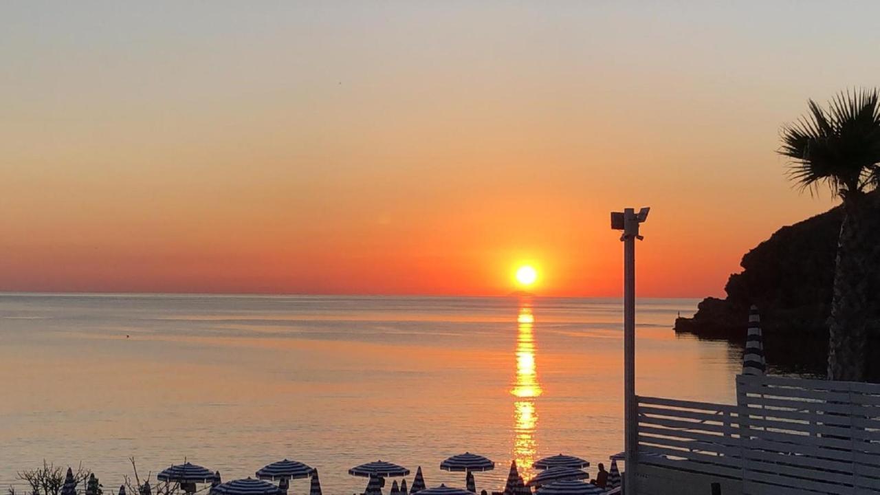 Toscana Charme Resort Tirrenia Dış mekan fotoğraf Sunset at the beach