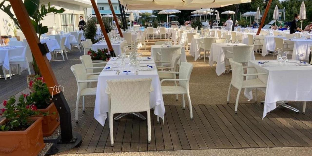 Toscana Charme Resort Tirrenia Dış mekan fotoğraf Restaurant in the village