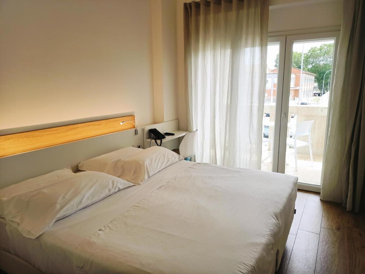 Toscana Charme Resort Tirrenia Dış mekan fotoğraf A room at the hotel