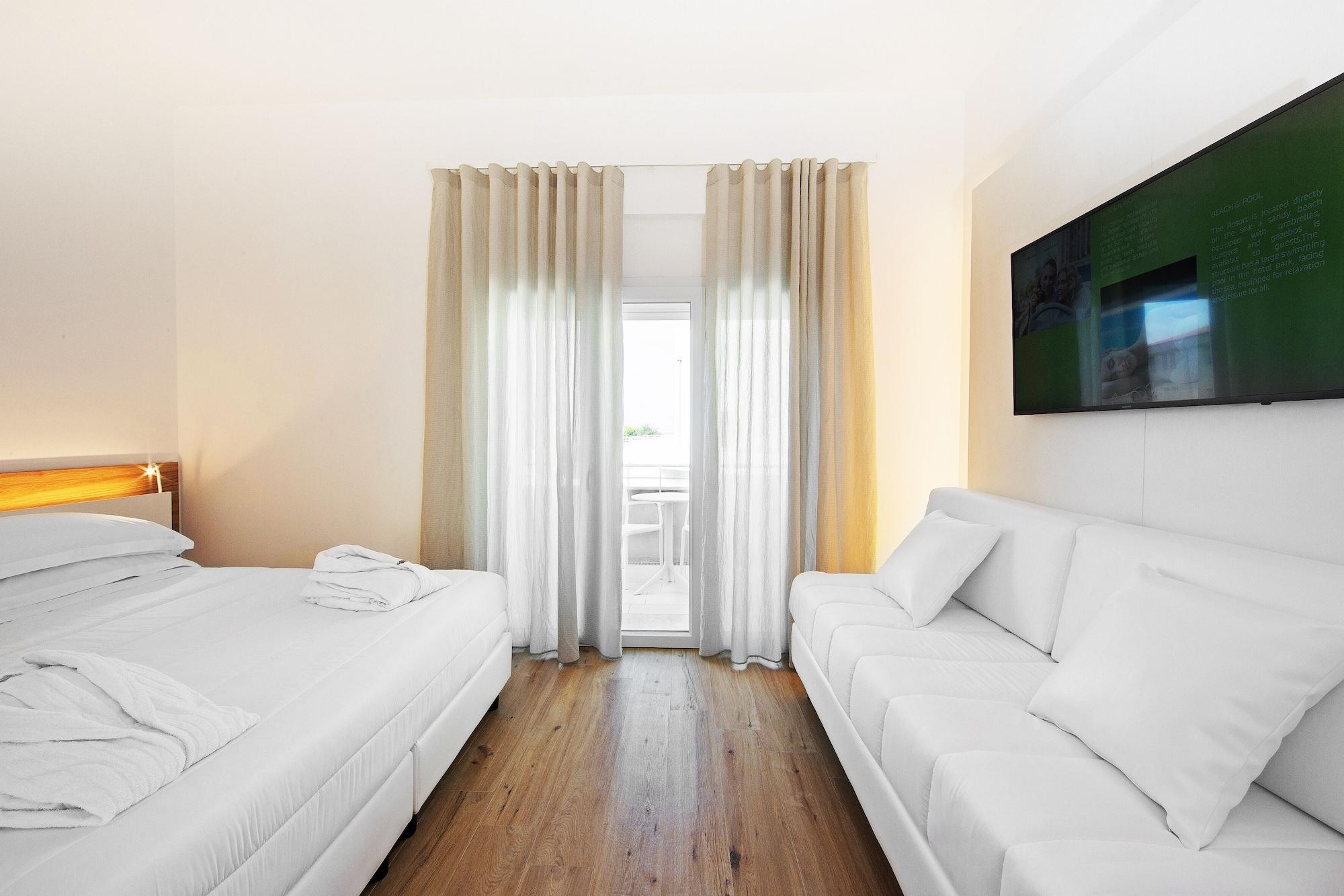 Toscana Charme Resort Tirrenia Dış mekan fotoğraf A room at the hotel