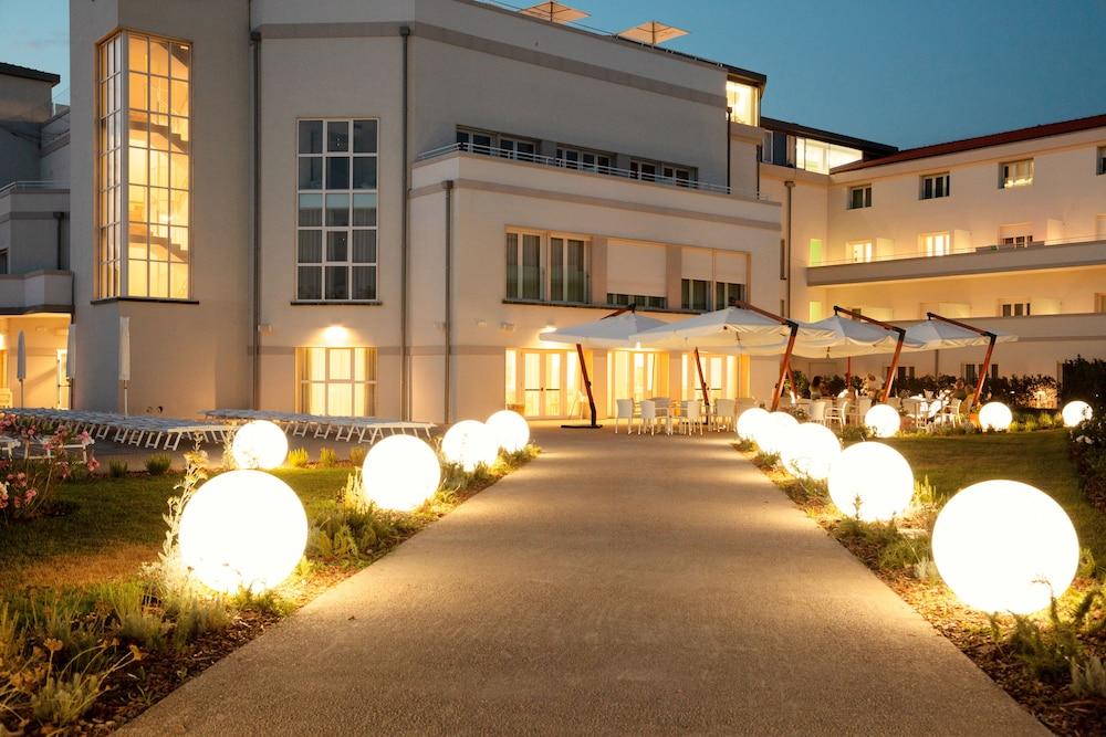 Toscana Charme Resort Tirrenia Dış mekan fotoğraf The hotel at night