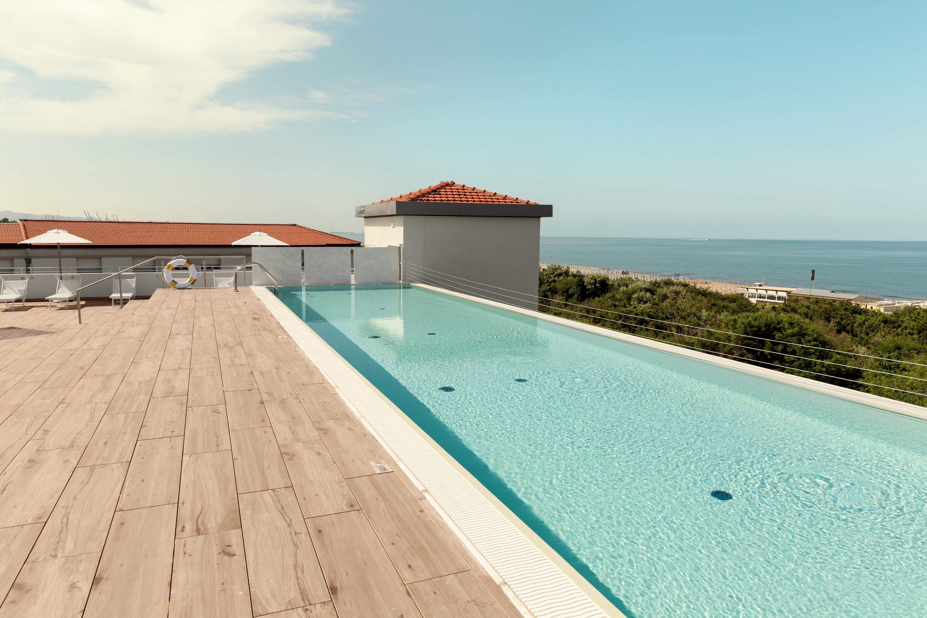 Toscana Charme Resort Tirrenia Dış mekan fotoğraf Rooftop pool at the Hotel