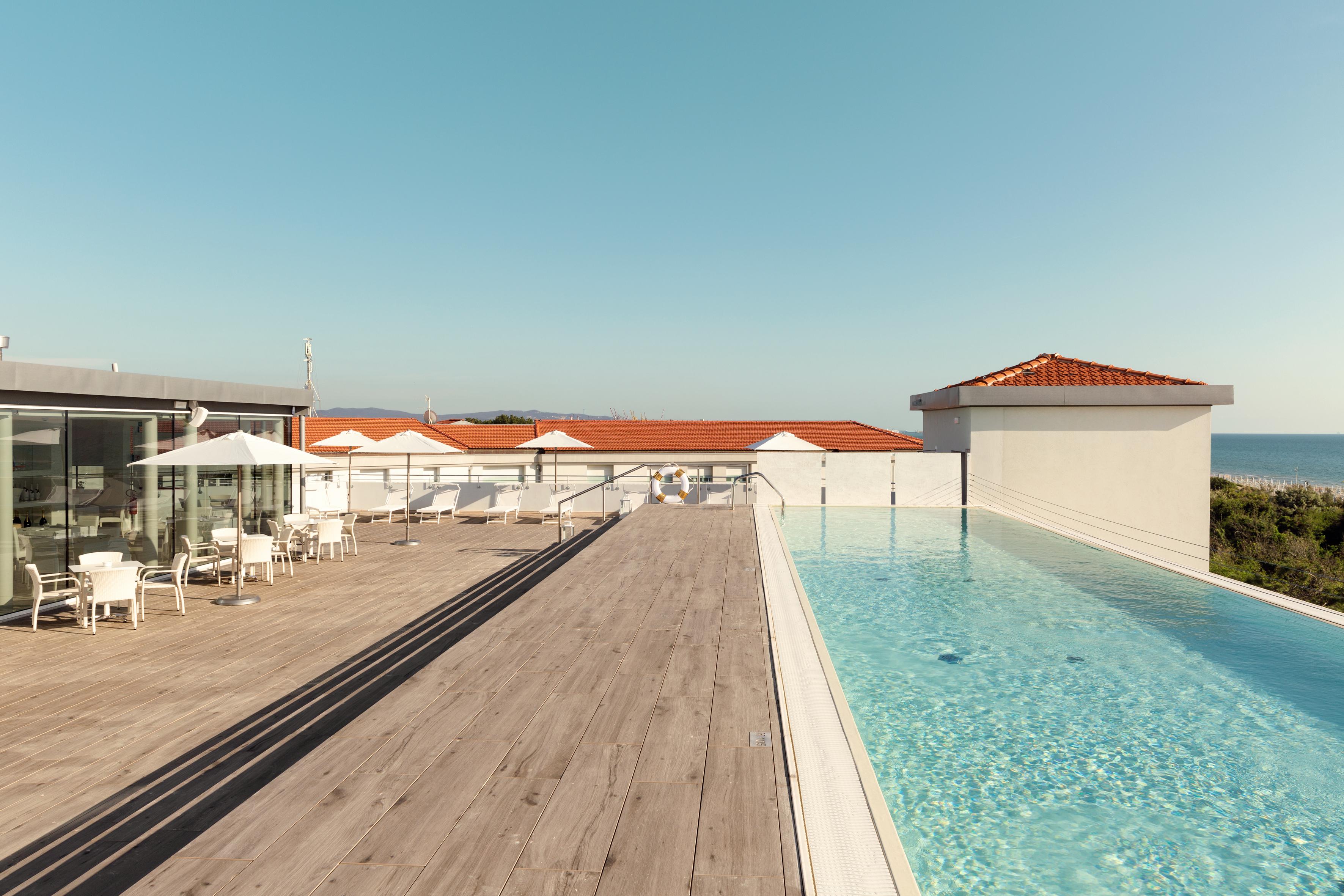 Toscana Charme Resort Tirrenia Dış mekan fotoğraf Rooftop pool at the Hotel