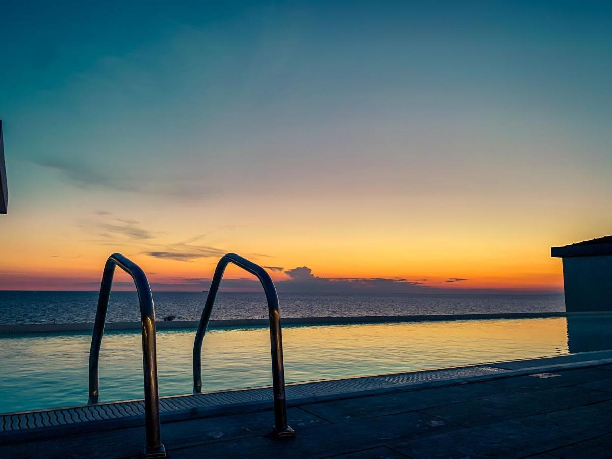 Toscana Charme Resort Tirrenia Dış mekan fotoğraf Sunset at the pool
