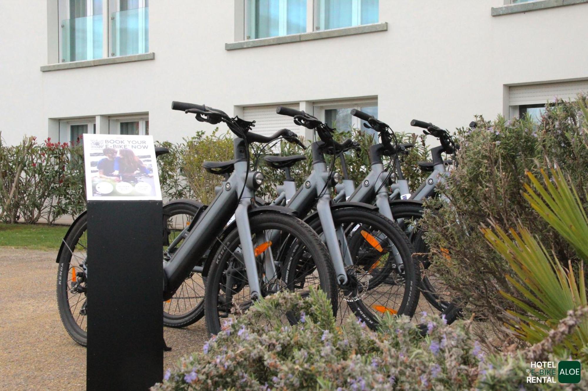 Toscana Charme Resort Tirrenia Dış mekan fotoğraf Electric bicycles for rent at the airport