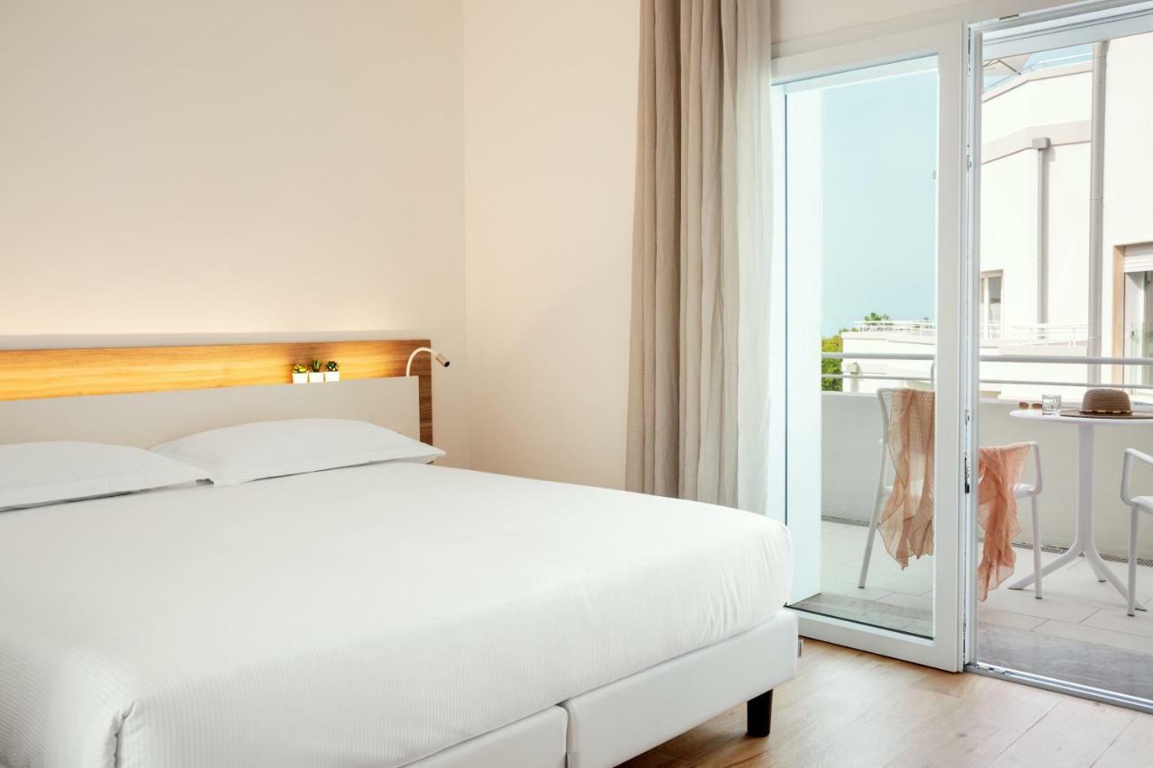 Toscana Charme Resort Tirrenia Dış mekan fotoğraf A room at the hotel