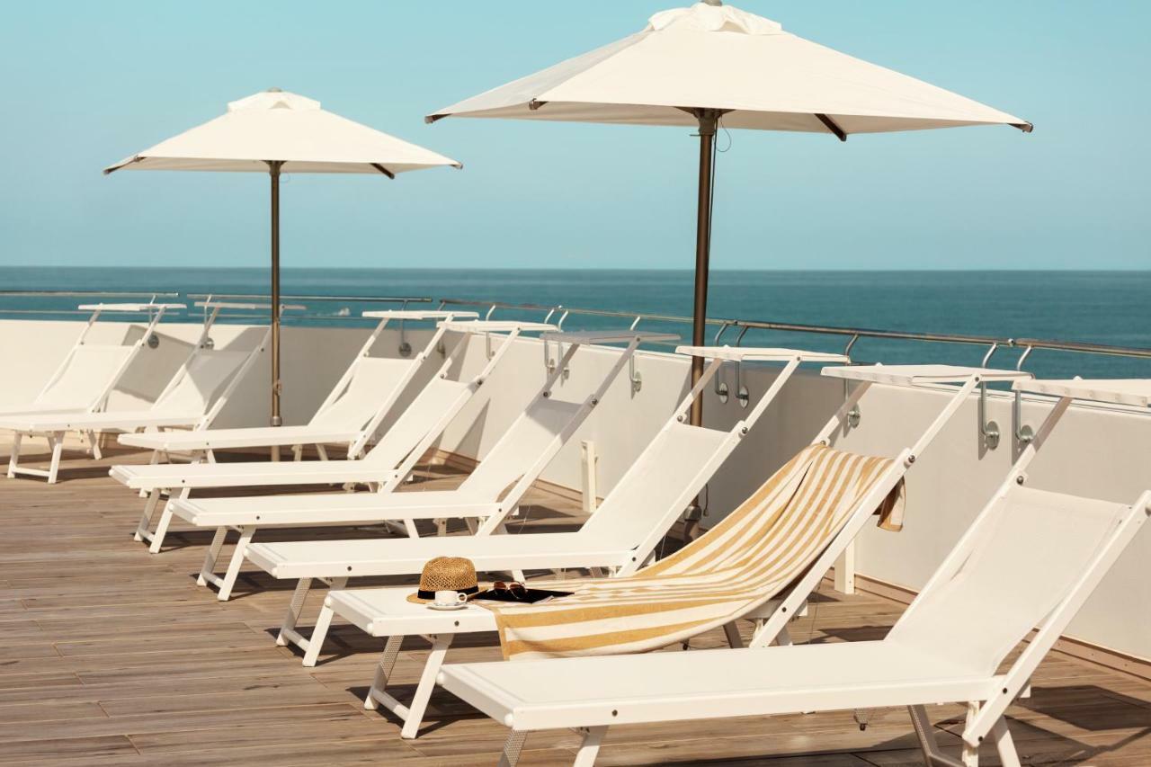 Toscana Charme Resort Tirrenia Dış mekan fotoğraf Sunloungers on a cruise ship