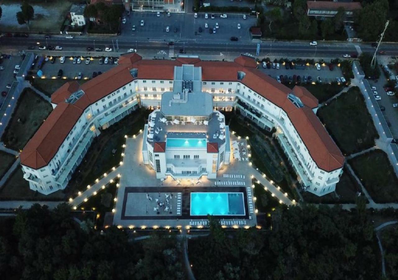 Toscana Charme Resort Tirrenia Dış mekan fotoğraf Aerial view of the hotel